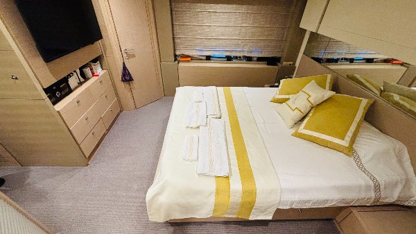 2012 FERRETTI 720 FLY