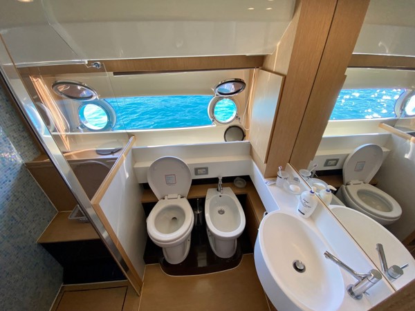2010 FERRETTI 560