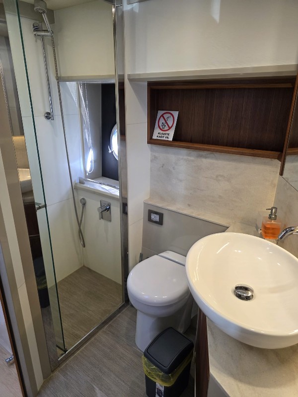 2016 ABSOLUTE 52 FLY