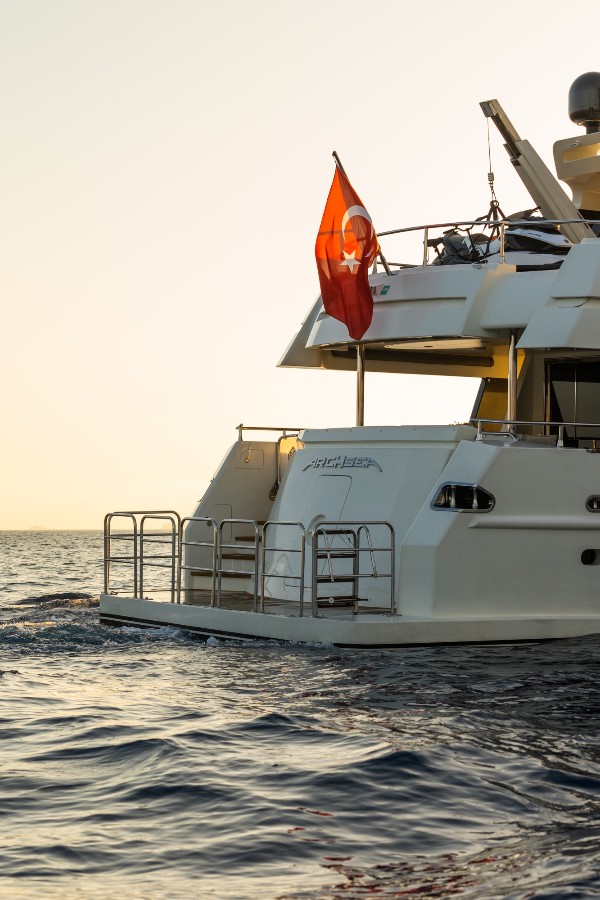 2014 MOTOR YACHT 31 M