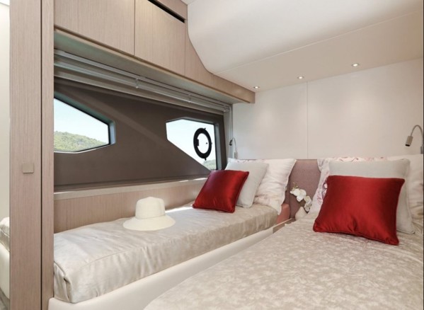 2017 SUNSEEKER MANHATTAN 52