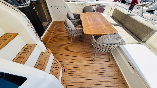 2012 FERRETTI 720 FLY