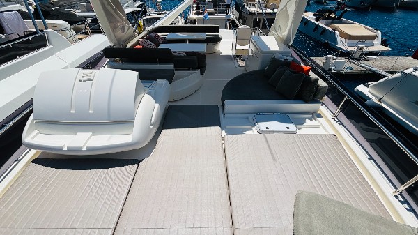 2012 FERRETTI 720 FLY