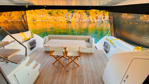 2023 FERRETTI 670