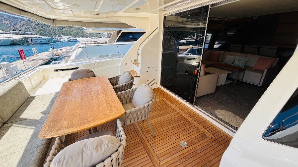 2012 FERRETTI 720 FLY