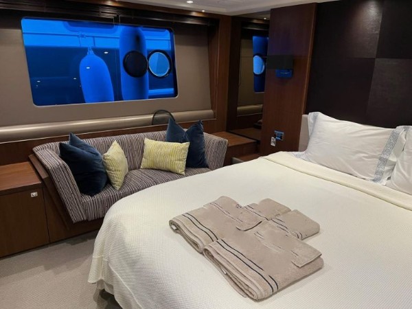 2016 PRINCESS 72 FLY