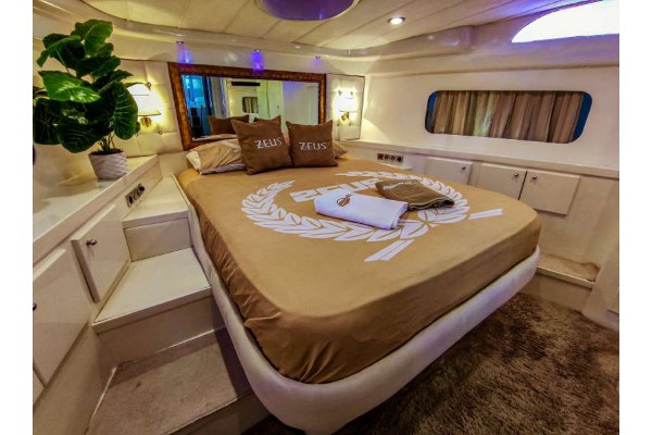 2010 CUSTOM MOTORYACHT 19M