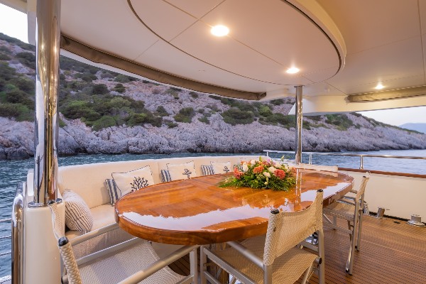 2014 MOTOR YACHT 31 M