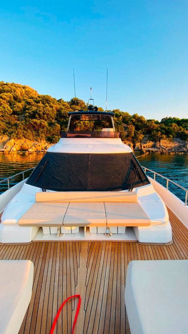2023 FERRETTI 670