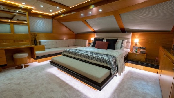 2009/2024 MOTOR YACHT 38 M 