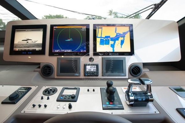 2014 FERRETTI 870 FLY