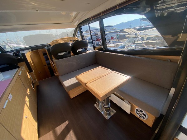 2025 BAVARIA R40 COUPE