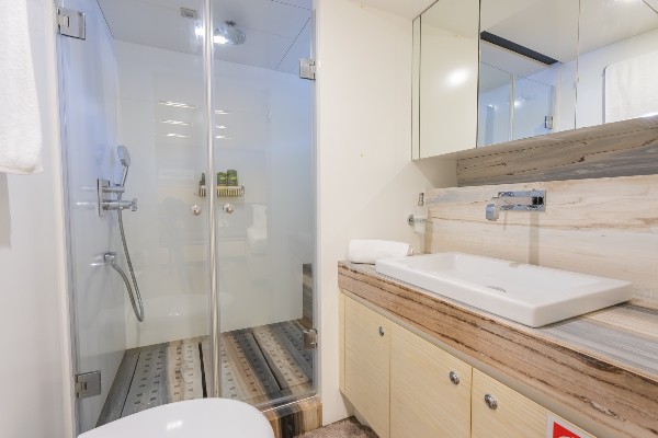 2014 MOTOR YACHT 31 M