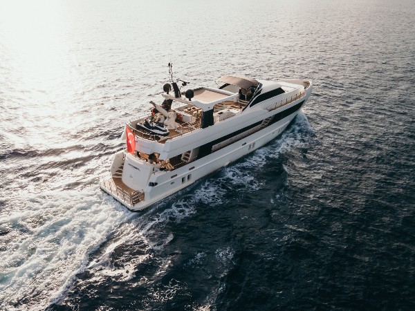 2014 MOTOR YACHT 31 M