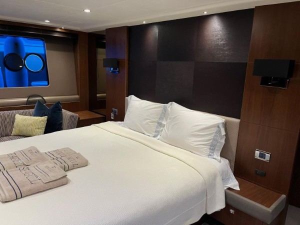 2016 PRINCESS 72 FLY