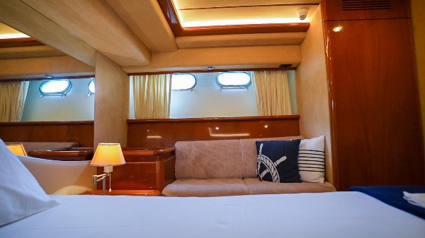 1999/2010 FERRETTI YACHTS 72