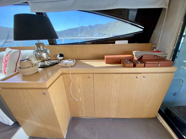 2010 FERRETTI 560