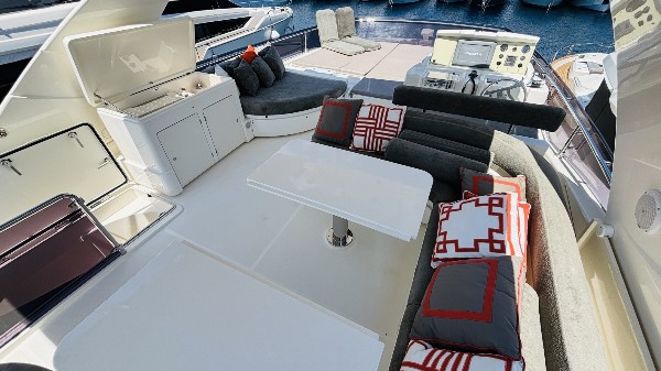 2012 FERRETTI 720 FLY
