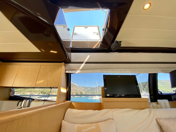 2010 FERRETTI 560