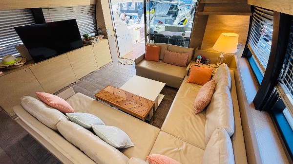 2012 FERRETTI 720 FLY