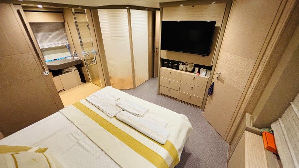 2012 FERRETTI 720 FLY