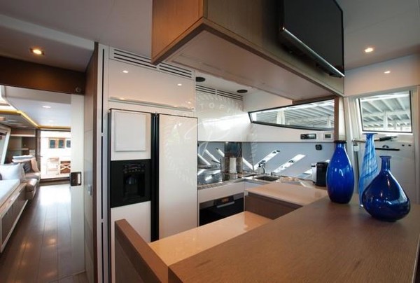 2014 FERRETTI 870 FLY