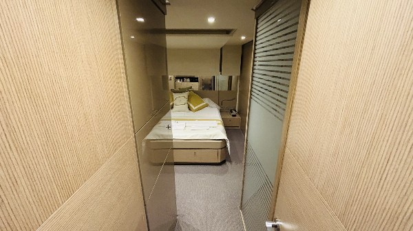 2012 FERRETTI 720 FLY