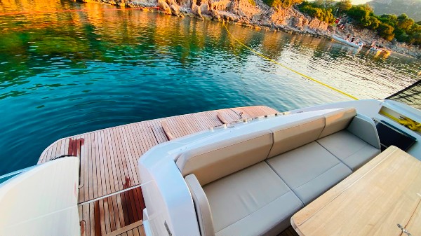 2023 FERRETTI 670