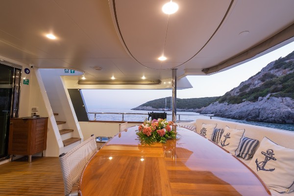2014 MOTOR YACHT 31 M