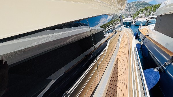 2012 FERRETTI 720 FLY