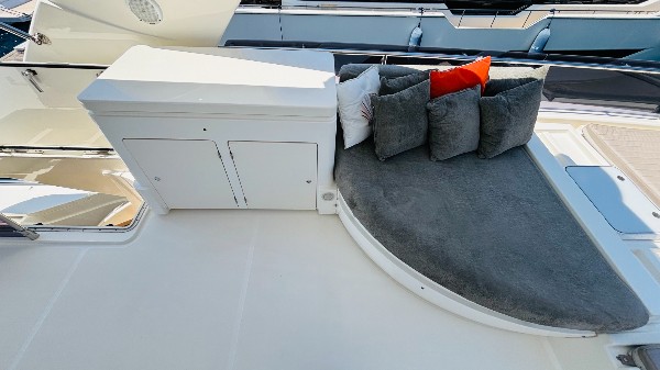 2012 FERRETTI 720 FLY