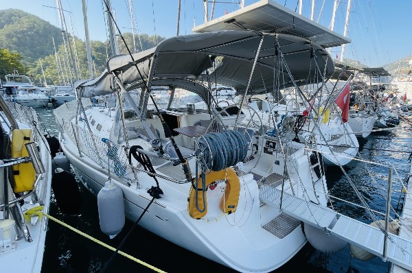 2005 DUFOUR 44