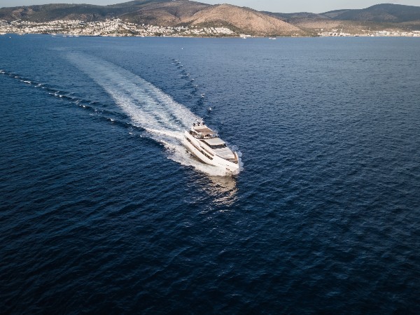 2014 MOTOR YACHT 31 M