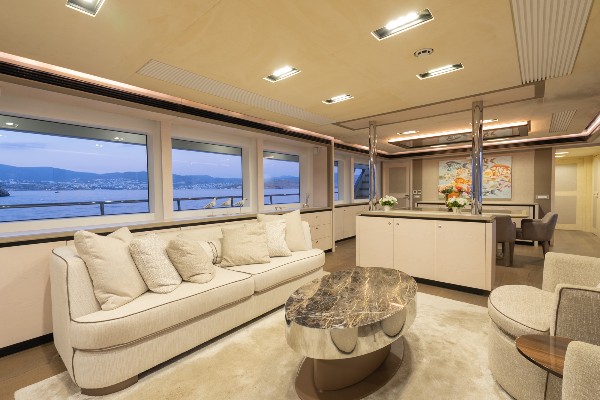 2014 MOTOR YACHT 31 M