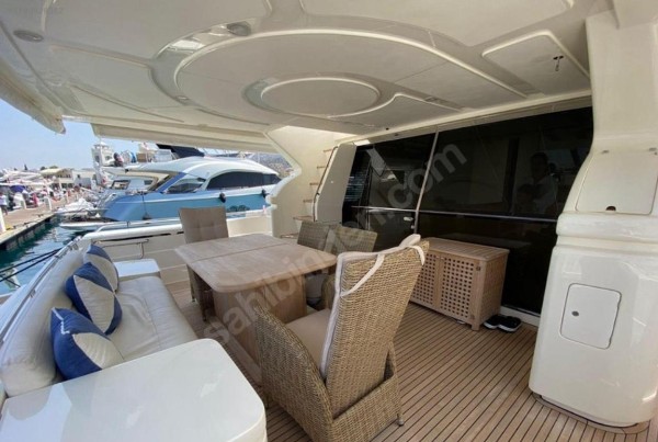 2012 FERRETTI YACHTS 700