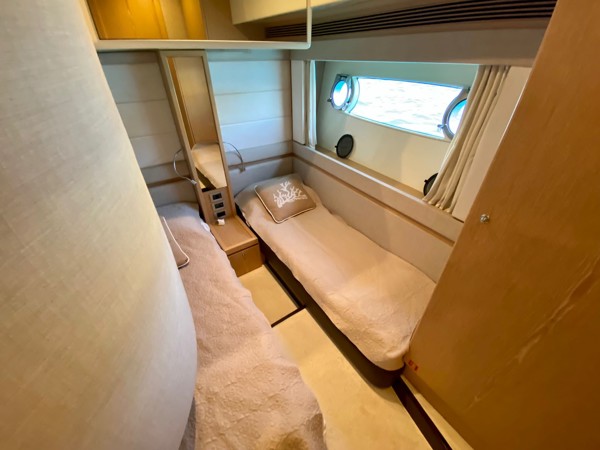 2010 FERRETTI 560