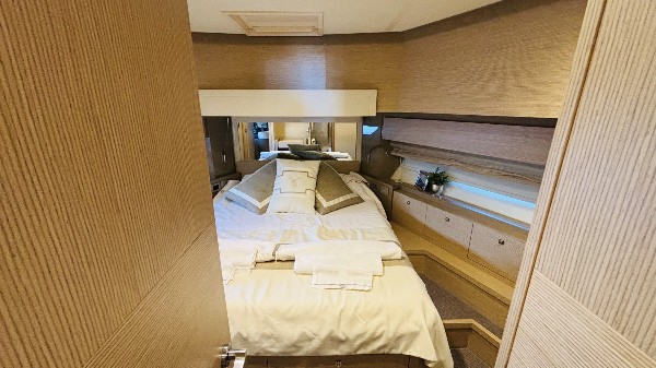 2012 FERRETTI 720 FLY