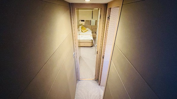 2012 FERRETTI 720 FLY