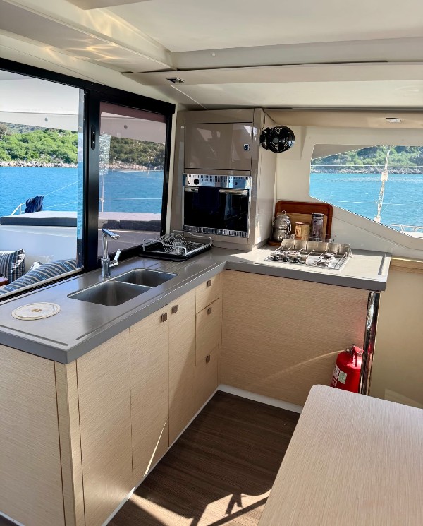 2019 FOUNTAINE PAJOT LUCIA 11.73 M 
