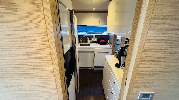 2012 FERRETTI 720 FLY