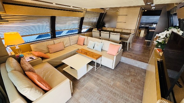2012 FERRETTI 720 FLY