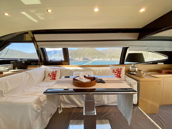 2010 FERRETTI 560
