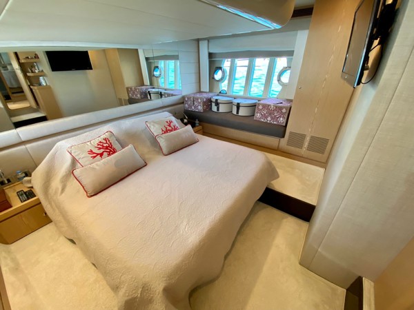 2010 FERRETTI 560