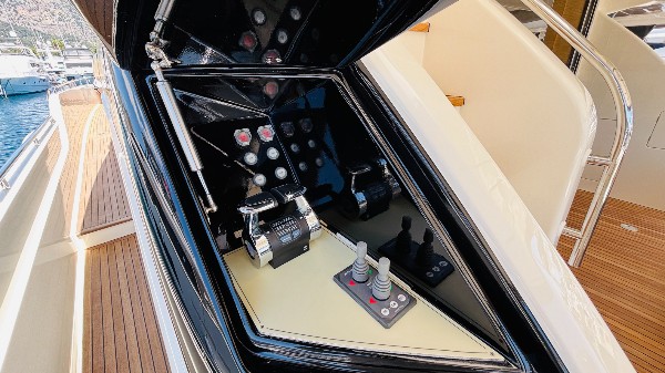 2012 FERRETTI 720 FLY