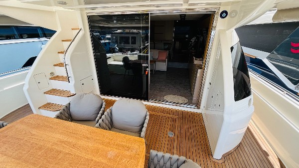 2012 FERRETTI 720 FLY