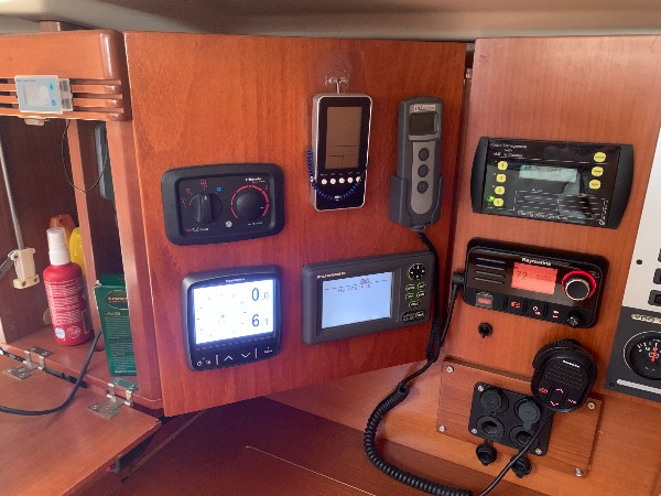 2005 DUFOUR 44