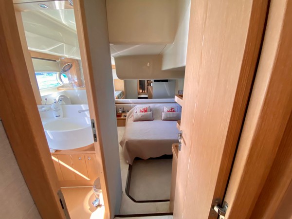 2010 FERRETTI 560