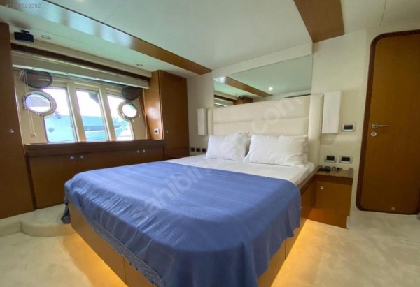 2012 FERRETTI YACHTS 700