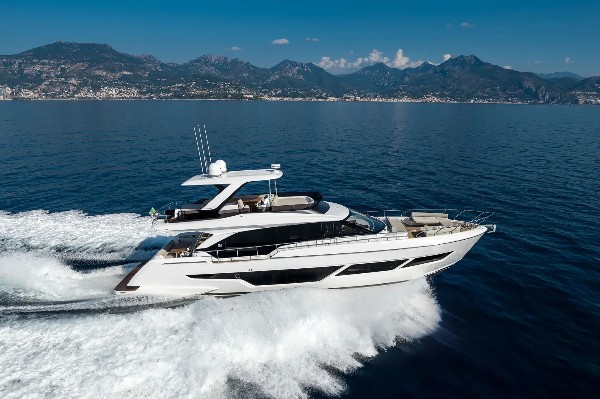 2023 FERRETTI 670