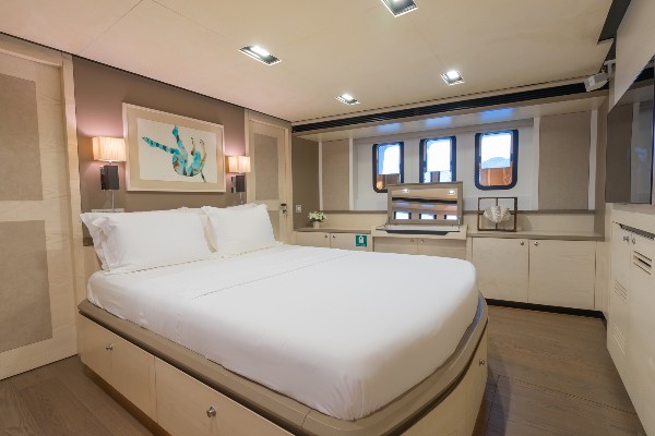 2014 MOTOR YACHT 31 M